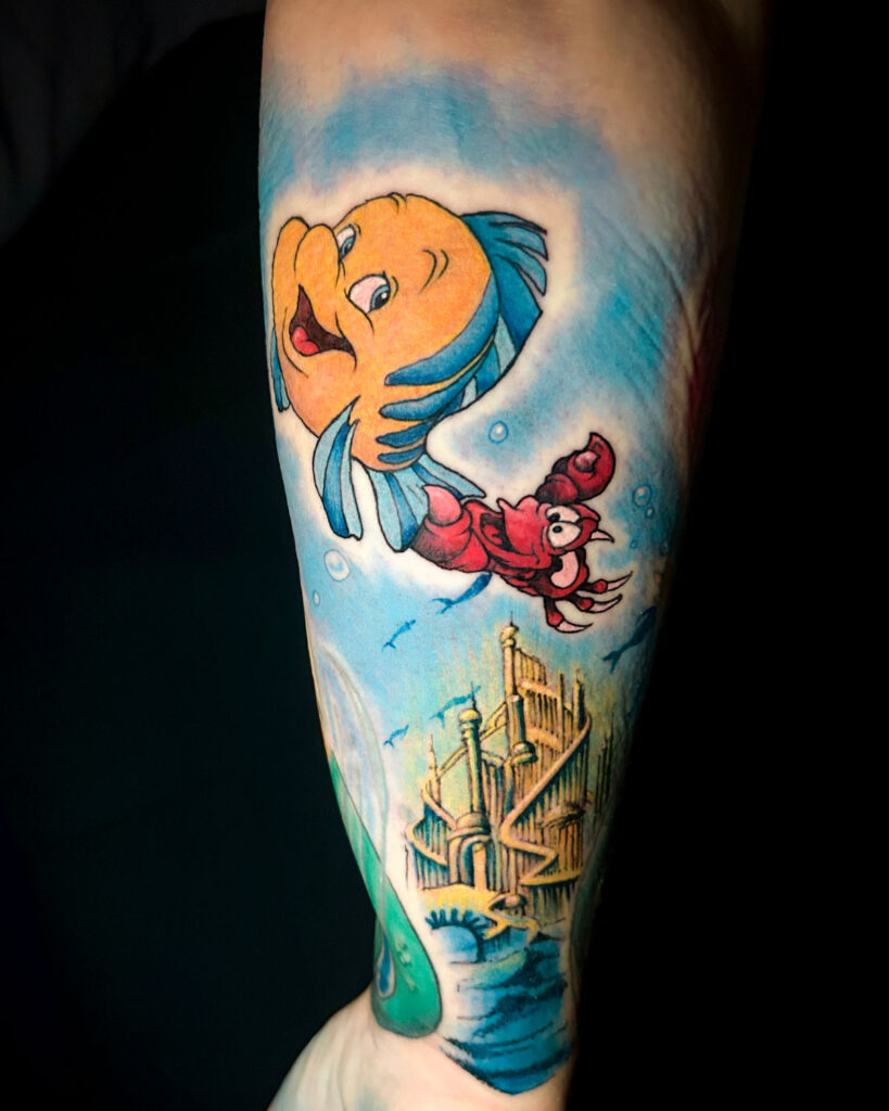 Tatuaje de Flounder y sebastian, de La sirenita anime, a color, tatuado por kaorukel