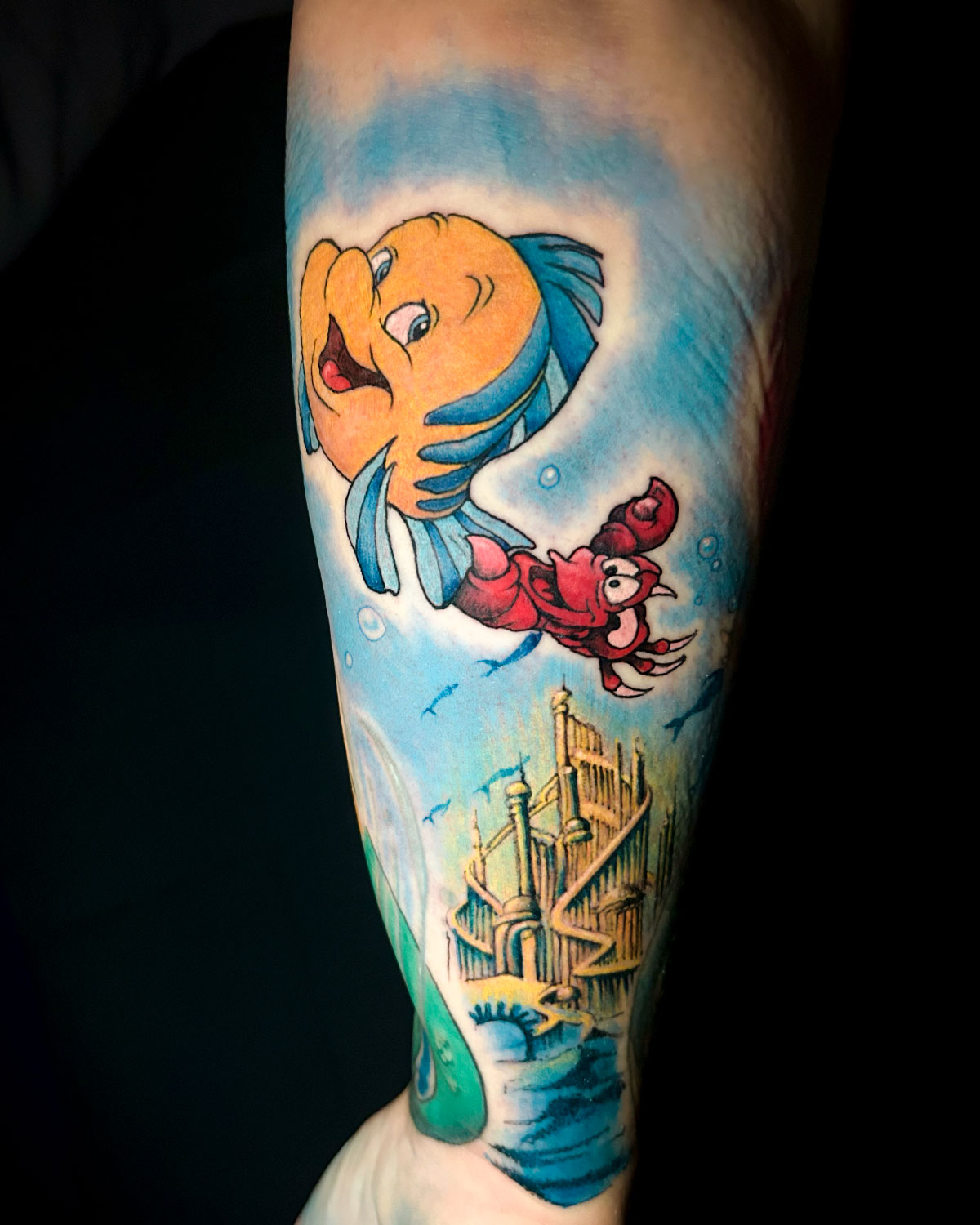 Tatuaje de Flounder y sebastian, de La sirenita anime, a color, tatuado por kaorukel