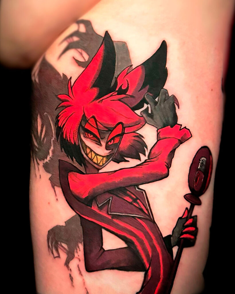 Tatuaje de Alastor, personaje de animación de hazbin hotel, a color, tatuado por kaorukel
