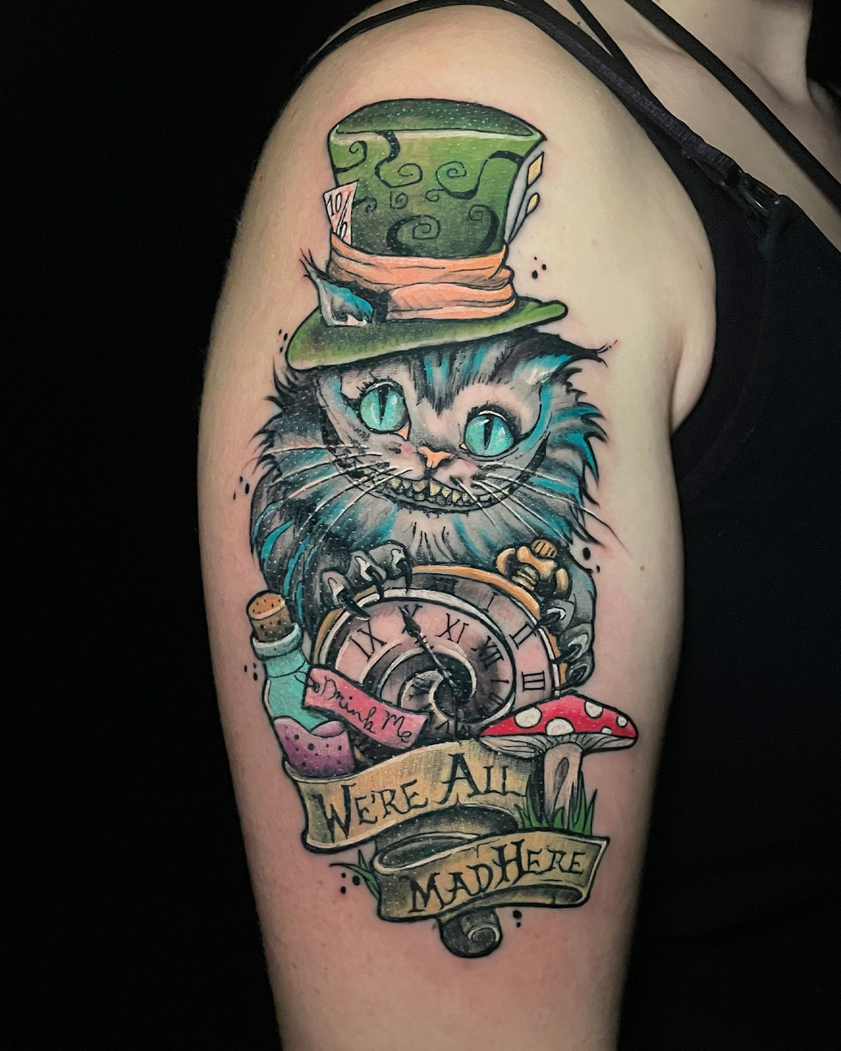 Tatuaje del gato Cheshire de Alicia en el país de las maravillas de animación, con el sombrero loco, a color, tatuado por kaorukel