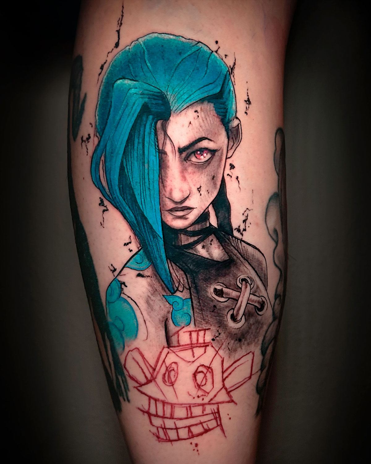 Tatuaje de Jinx, personaje de animación de Arcane, del videojuego Lol, League of Legend, a color, tatuado por kaorukel