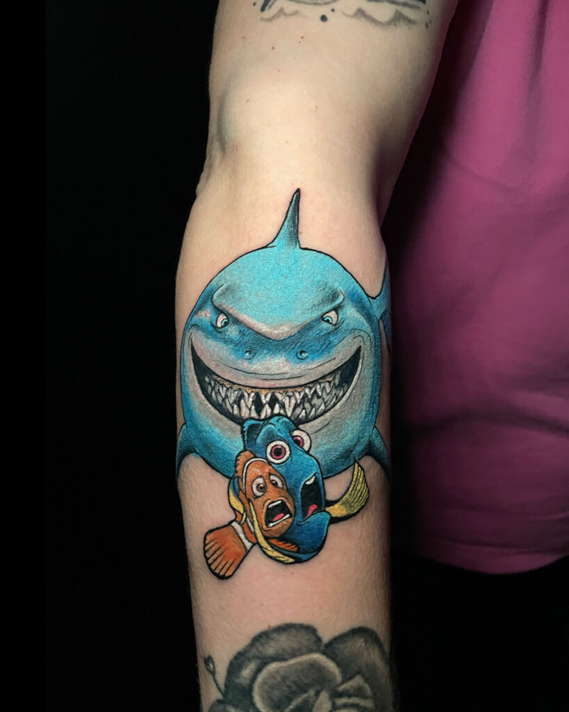 Tatuaje de los personajes de buscando a nemo, dory y el tiburón, a color, tatuado por kaorukel