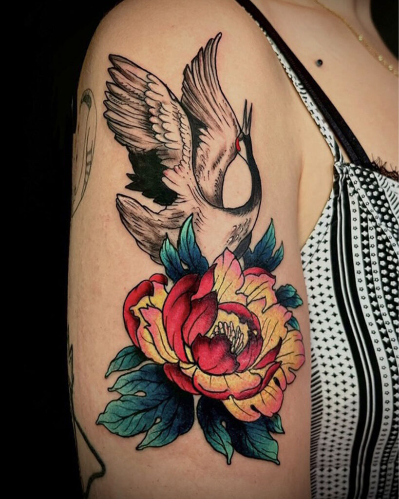 Tatuaje de una grulla y una peonía a color, estulo japonés, tatuado por Kaorukel