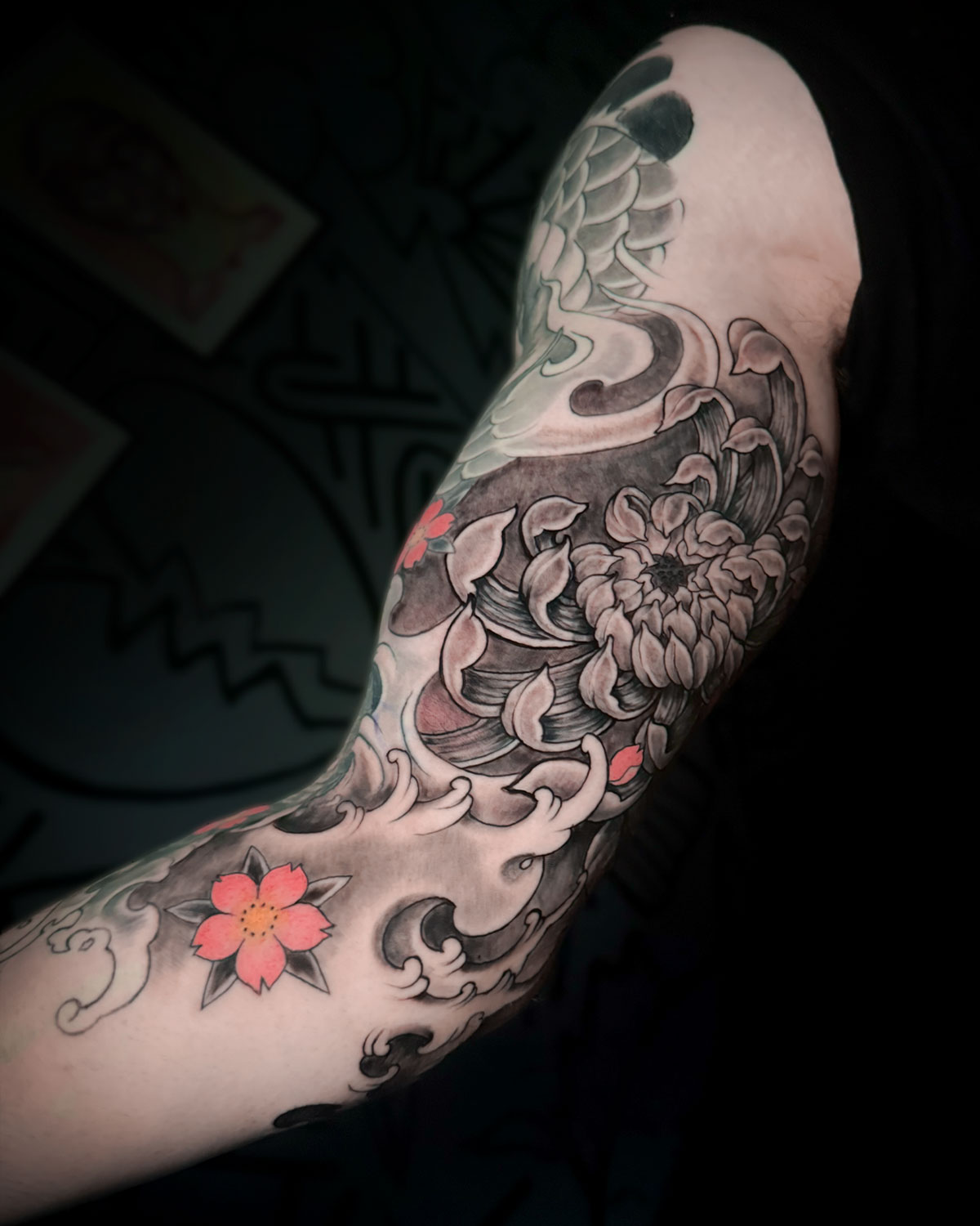 Tatuaje de un crisantemo con olas japonesas y sakura, en el interior del biceps, estilo japonés, tatuado por kaorukel