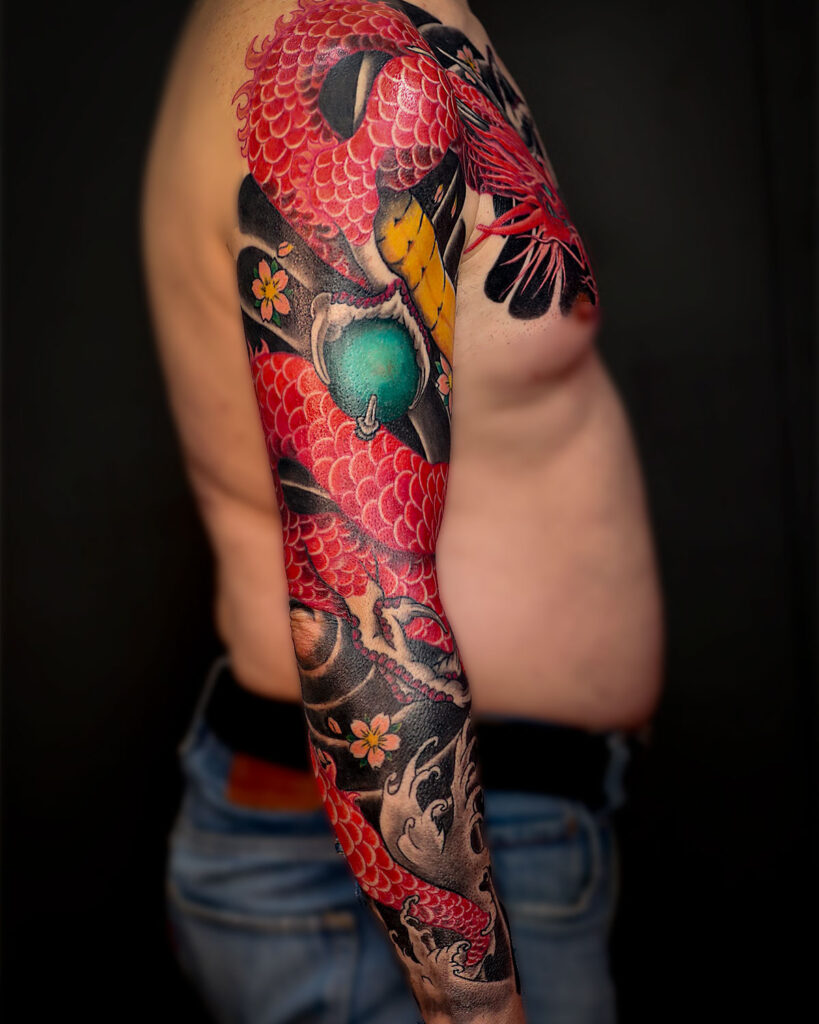 Tatuaje de brazo completo y pecho, de un dragón rojo, estilo japonés, tatuado por kaorukel