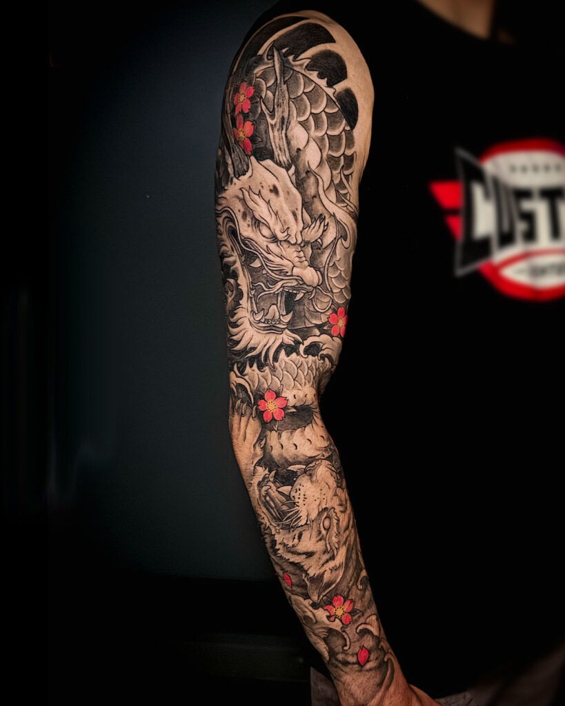 Tatuaje del brazo completo o manga, de un dragón y un tigre enfrentados, estilo japonés, tatuado por kaorukel
