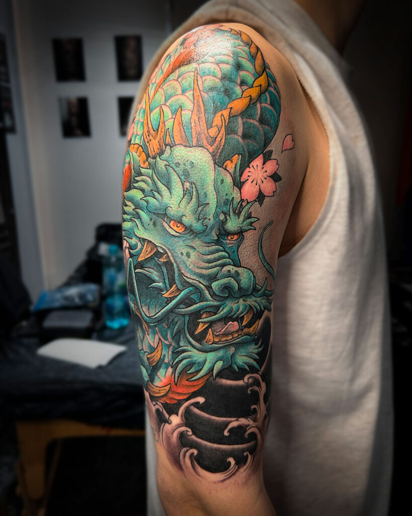 Tatuaje de un dragón con sakura, estilo japonés, tatuado por kaorukel