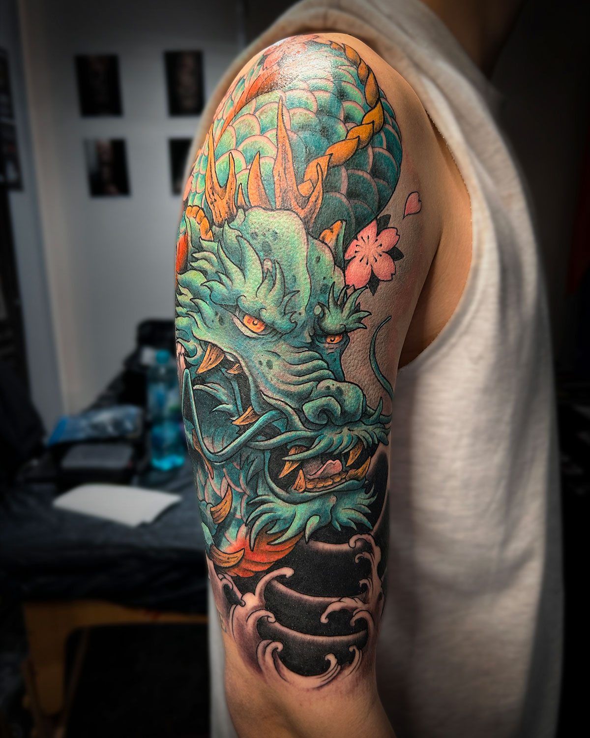 Tatuaje de un dragón con sakura, estilo japonés, tatuado por kaorukel
