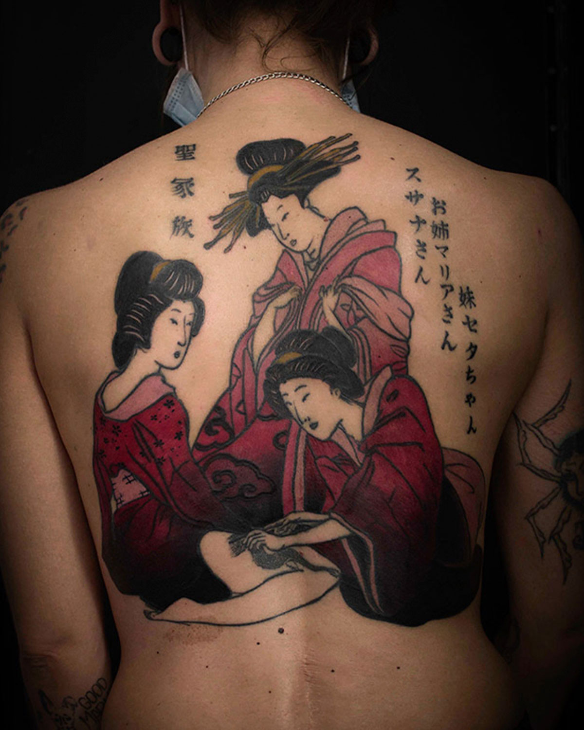 Tatuaje de espalda completa de tres geishas, una tatuando a otra, estilo japonés tradicional, con escritura kanji o japonesa, tatuado por kaorukel