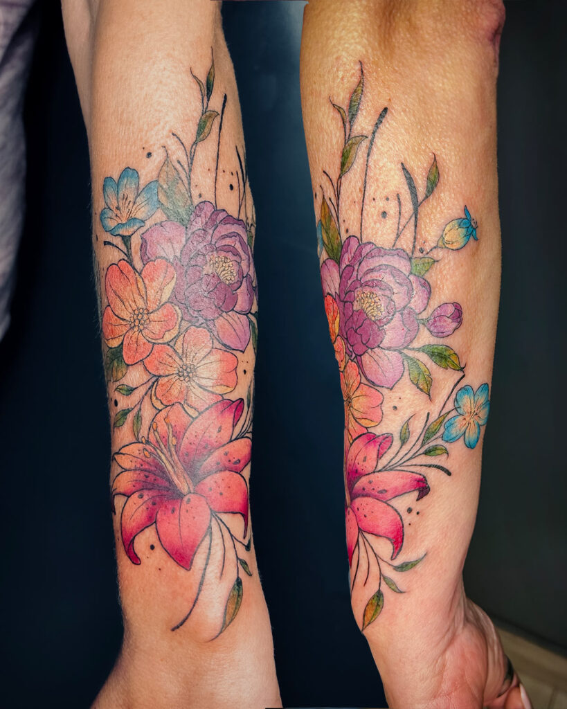 Tatuaje de flores a color, en el antebrazo, tatuado por kaorukel