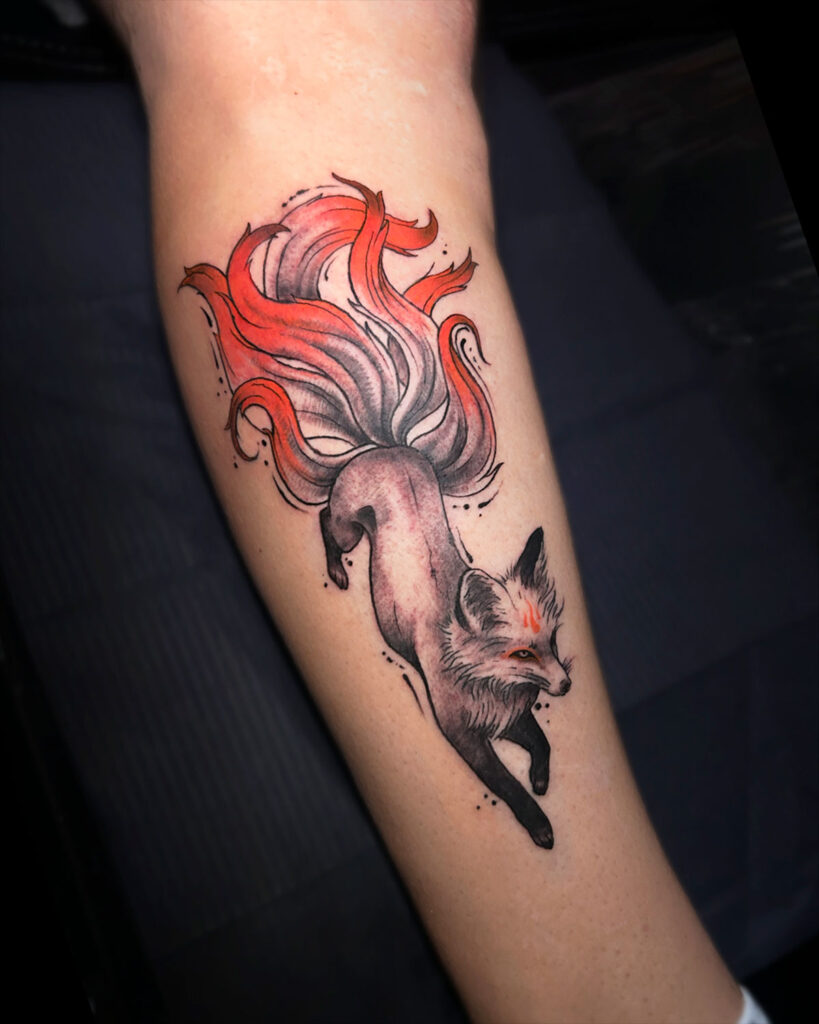 Tatuaje de un kitsune de siete colas, o zorro japonés, estilo japonés, tatuado por kaorukel