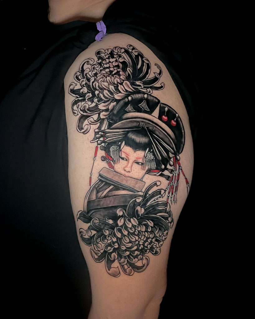 Tatuaje de una geisha con dos crisantemos, estilo japones, tatuado por kaorukel