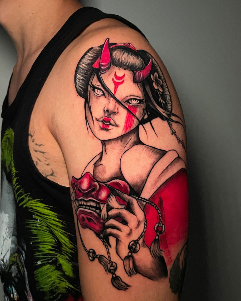 Tatuaje de una geisha, con cuernos, con una mascara hannya en la mano, en colores negro y rojo, estilo japonés, tatuado por kaorukel