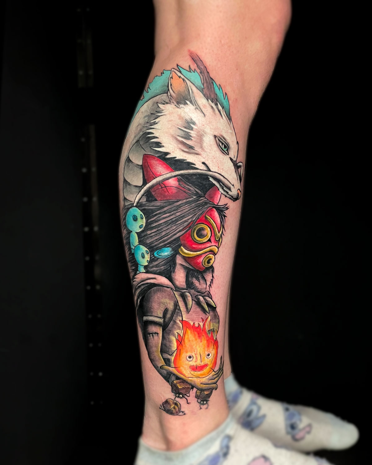 Tatuaje de varios personajes de anime de las películas ghibli, como mononoke, hakusan, a color, tatuado por kaorukel