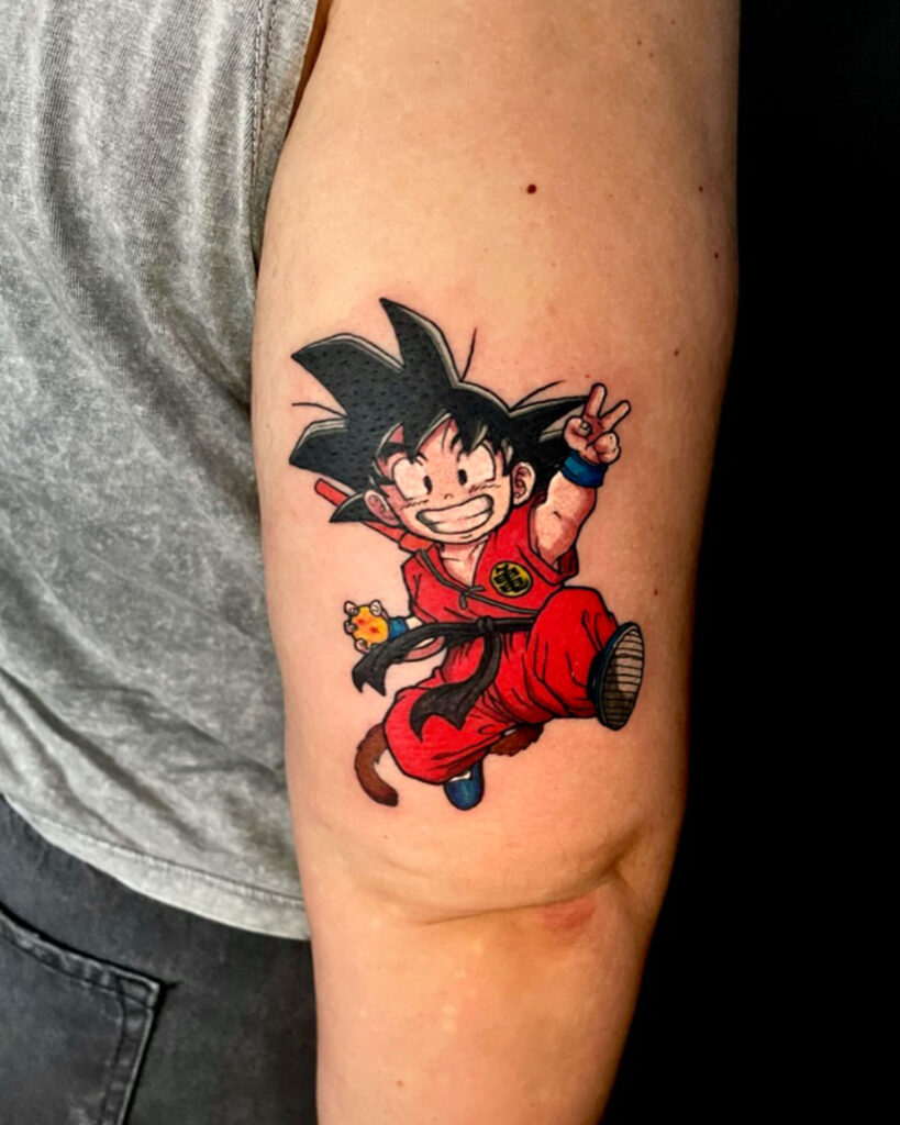 Tatuaje de goku de pequeño, personaje del anime Dragon Ball, a color, tatuado por kaorukel