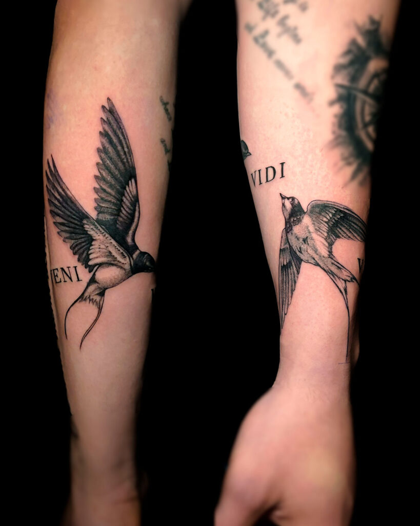 Tatuaje de dos golondrinas, estilo realismo, rodeando el antebrazo, tatuado por kaorukel