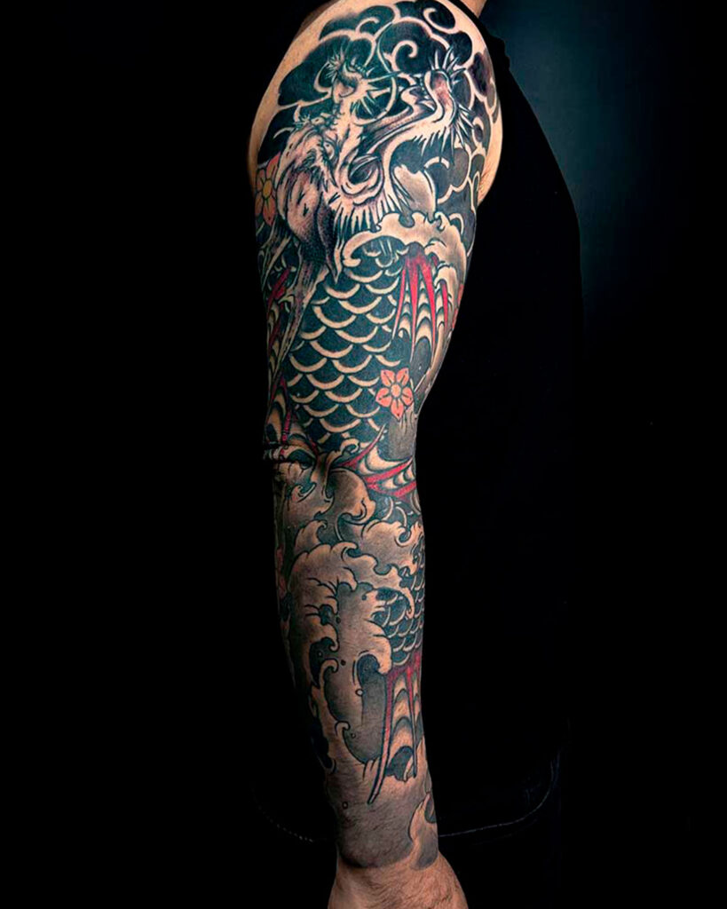 Tatuaje de brazo completo, de una carpa dragón, estilo japonés, tatuado por kaorukel