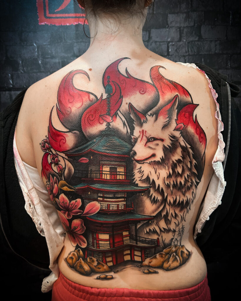 Tatuaje en espalda completa, de un kitsune o zorro japonés de siete colas, con una pagoda, estilo japonés, tatuado por kaorukel