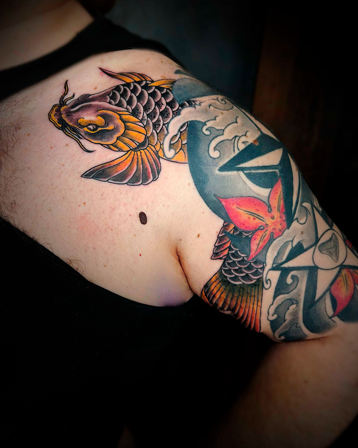 Tatuaje de un pez koi o carpa japonesa, a color, adaptado a un tatuaje ya existente, estilo japonés, tatuado por kaorukel