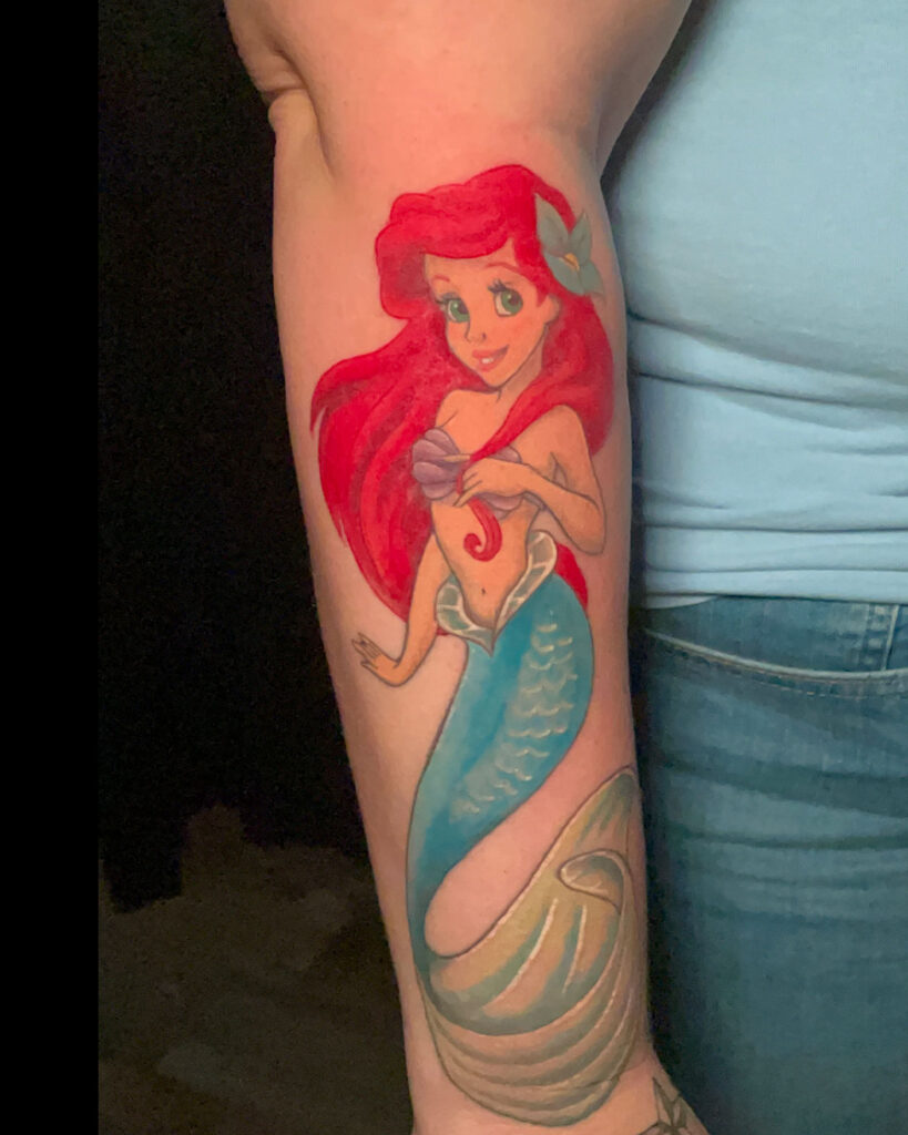 Tatuaje de personaje de animación de la sirenita, a color, tatuado por kaorukel