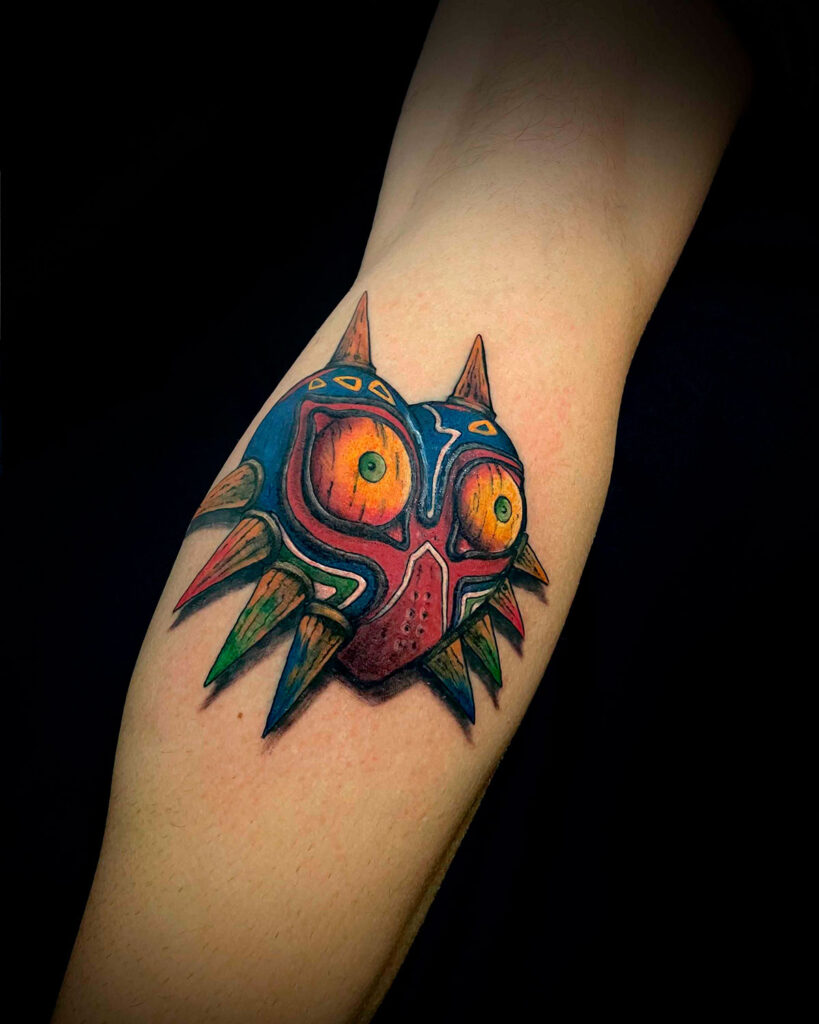 Tatuaje de la máscara majora del videojuego la leyenda de zelda, a color, tatuado por kaorukel