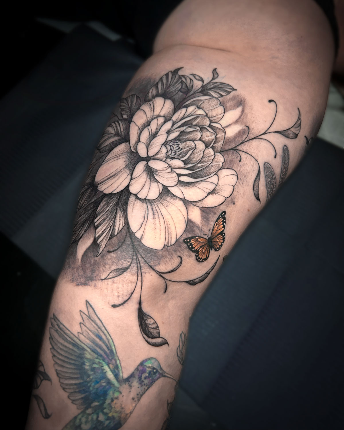 Tatuaje de una peonía en el interior del biceps, con una mariposa, estilo japonés, tatuado por kaorukel