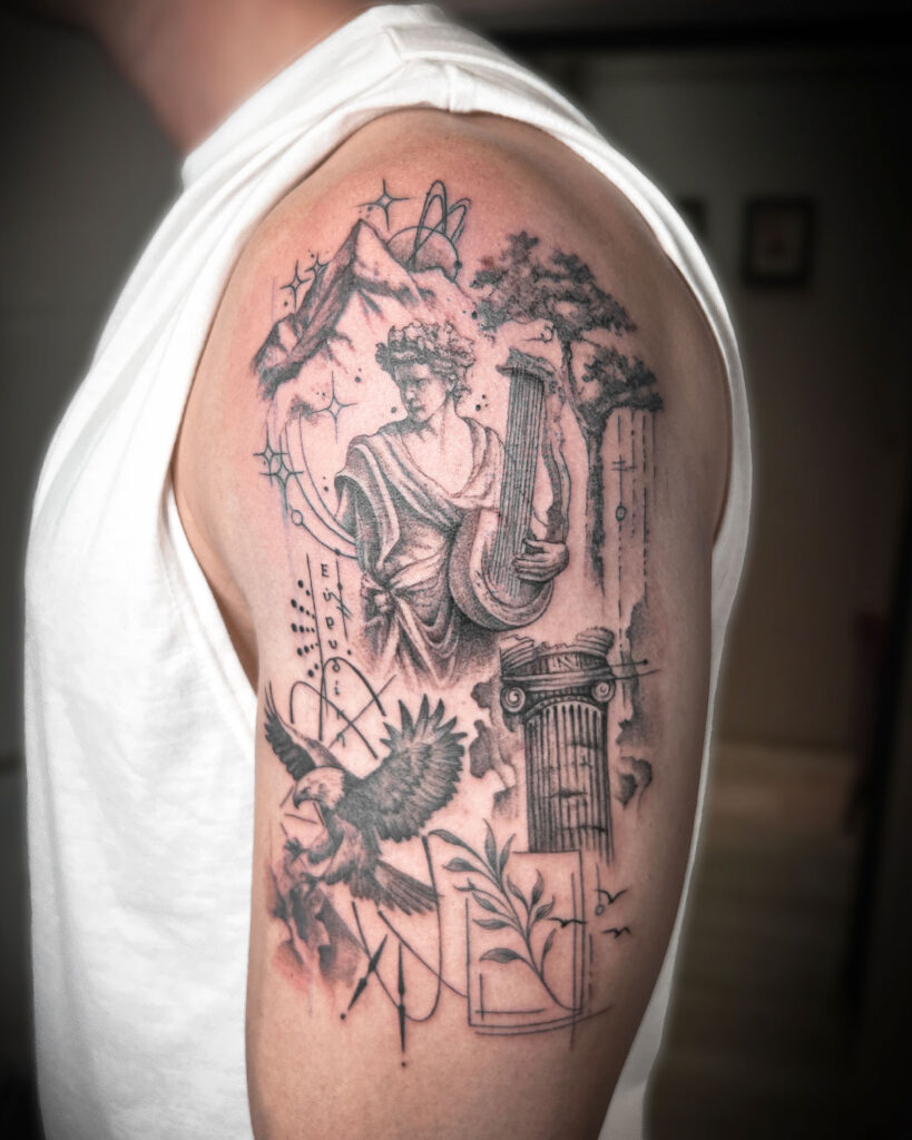 Tatuaje de una composición de Orfeo, un águila y elementos de la Grecia antigua, estilo georealismo, en la zona del brazo, tatuado por kaorukel