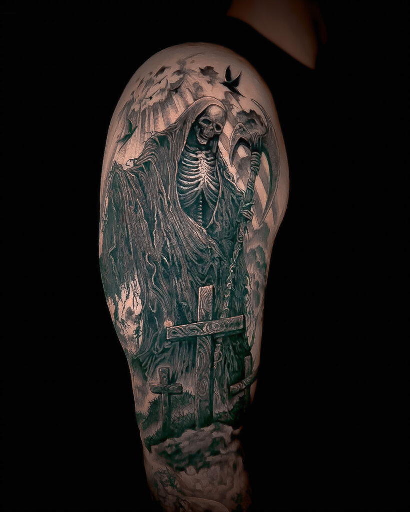 Tatuaje de una parca con una guadaña y una cruz, estilo black work o dark, tatuado por kaorukel