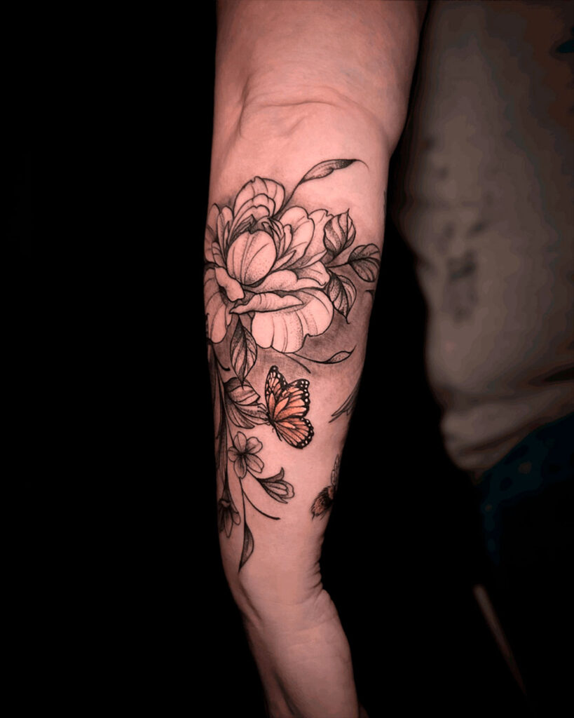 Tatuaje de una peonía, con hojas y una mariposa a color, estilo japonés, en el antebrazo, tatuado por kaorukel