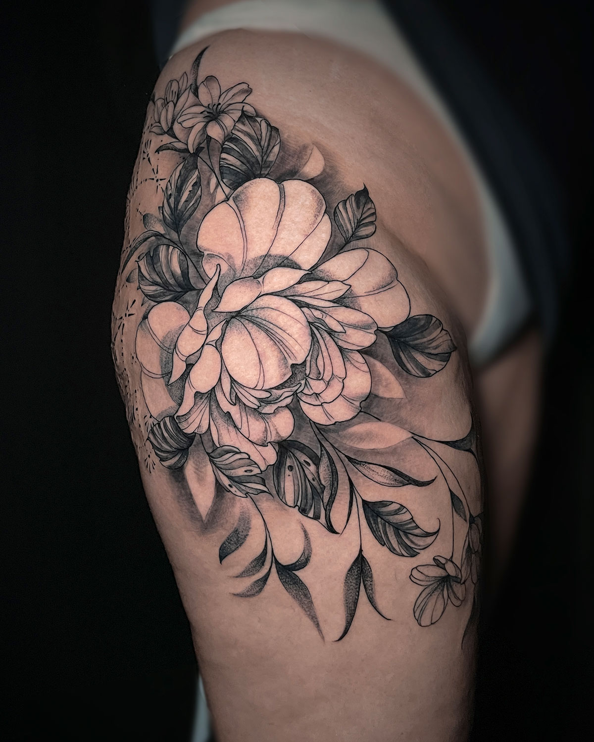 Tatuaje de una peonía grande en el muslo, sensual y bonita, estilo japonés, tatuado por kaorukel