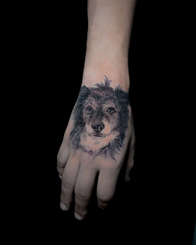 Tatuaje del retrato de un perro, en la mano, estilo realismo, tatuado por kaorukel