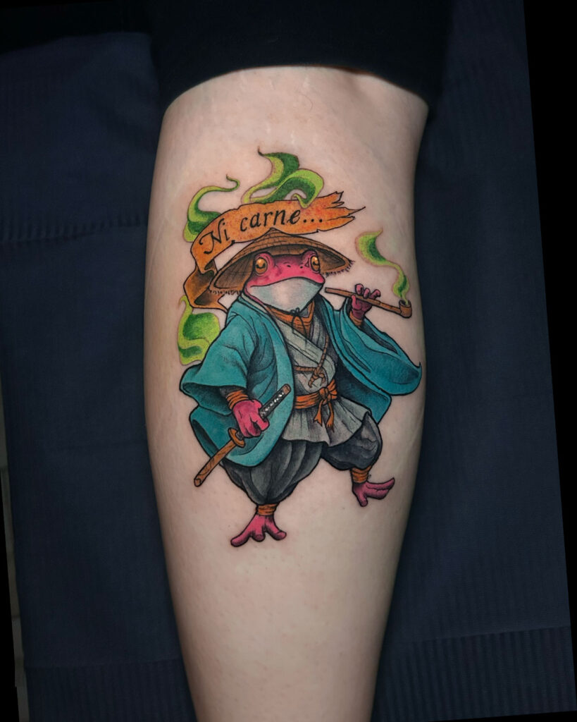 Tatuaje de un sapo o rana, fumando en pipa, rodeada de humo, a todo color, estilo japonés, tatuado por kaorukel