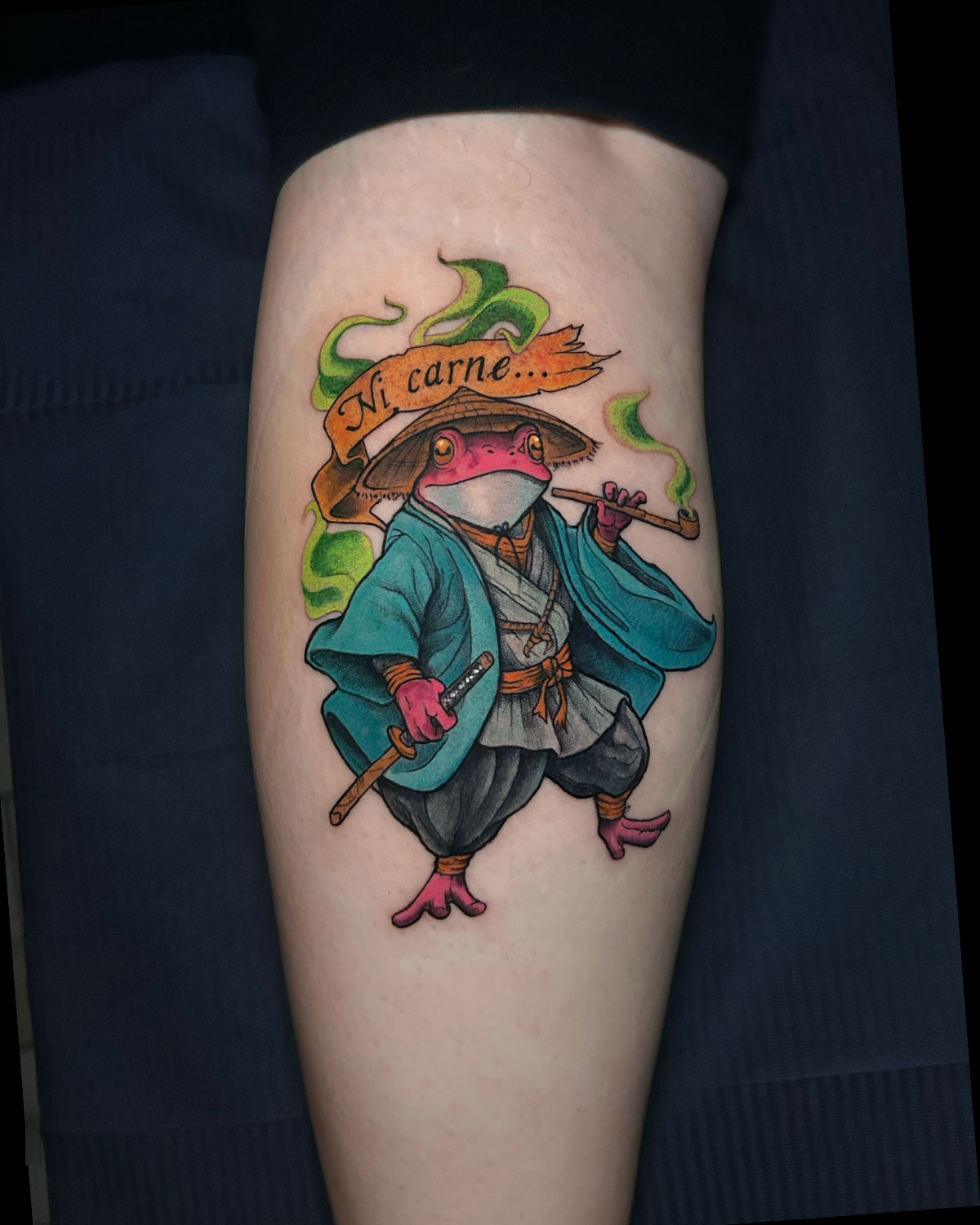 Tatuaje de un sapo o rana, fumando en pipa, rodeada de humo, a todo color, estilo japonés, tatuado por kaorukel