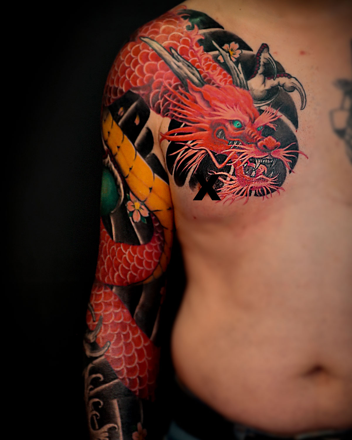 Tatuaje de manga completa y pecho, de un dragón rojo, estilo japonés, tatuado por kaorukel