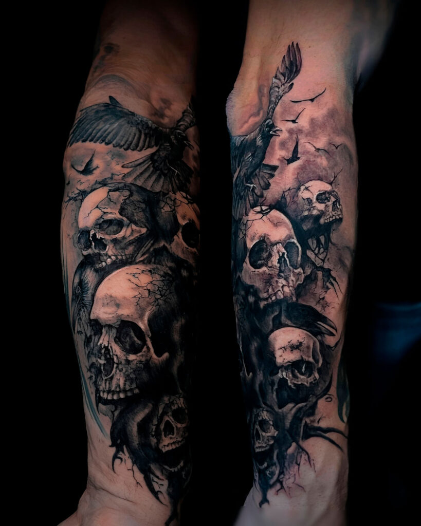 Tatuaje de un conjunto de calaveras y un cuervo, en blanco y negro, estilo dark, en el antebrazo, tatuado por kaorukel