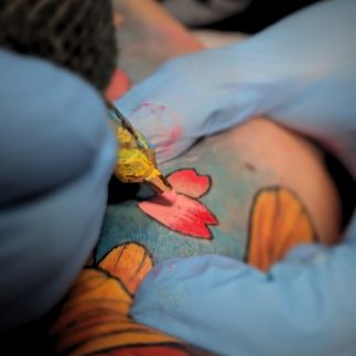 detalle de un tatuaje a color realizado por kaorukel tattoo