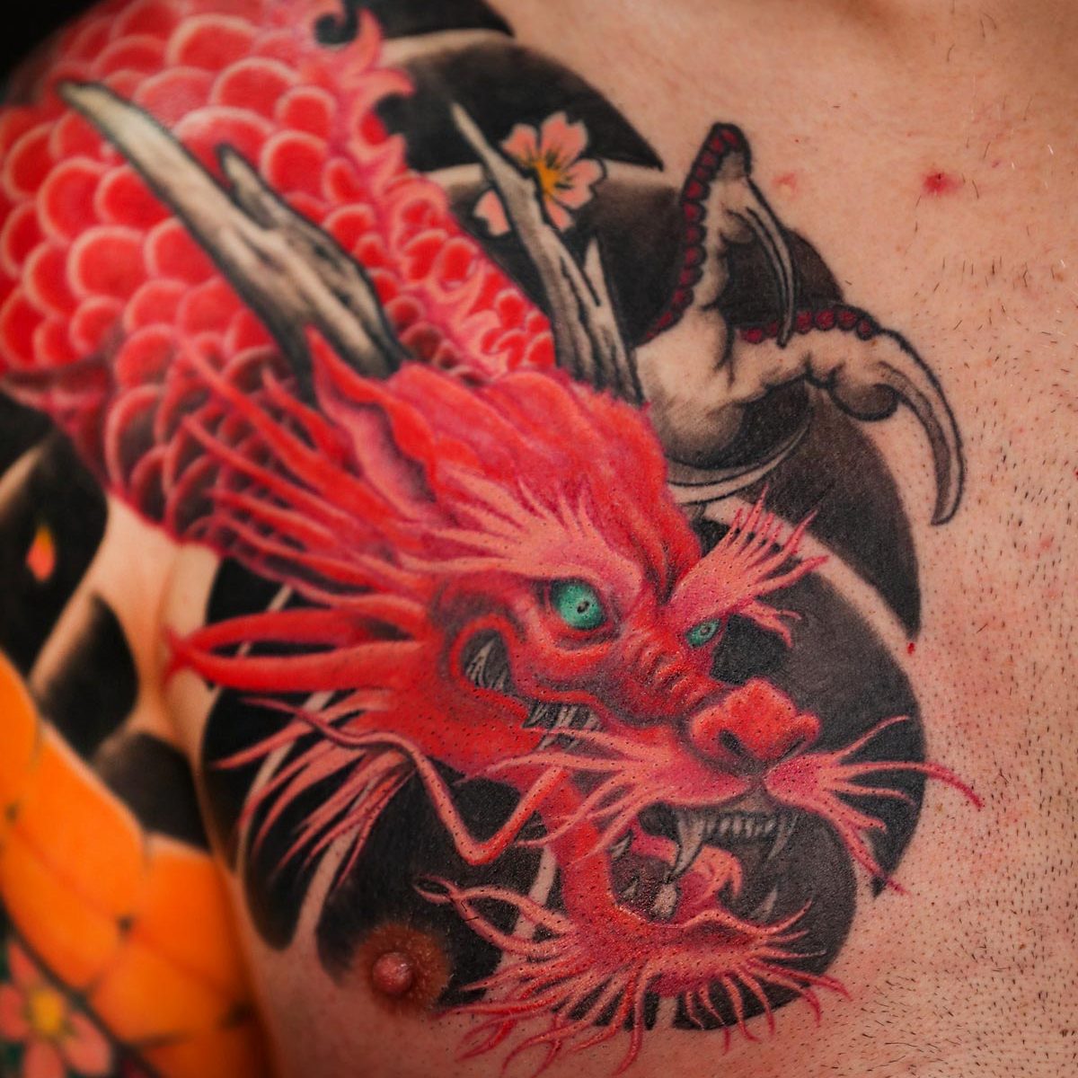 Tatuaje en el torso, de un dragon estilo japonés en color rojo realizado por Kaorukel Tattoo