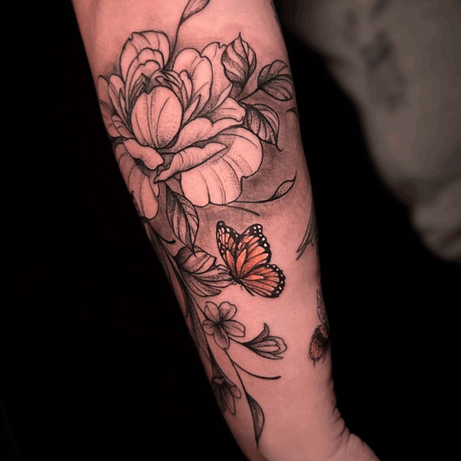 Tatuaje delicado de una peonía con una mariposa a color realizado por Kaorukel Tattoo
